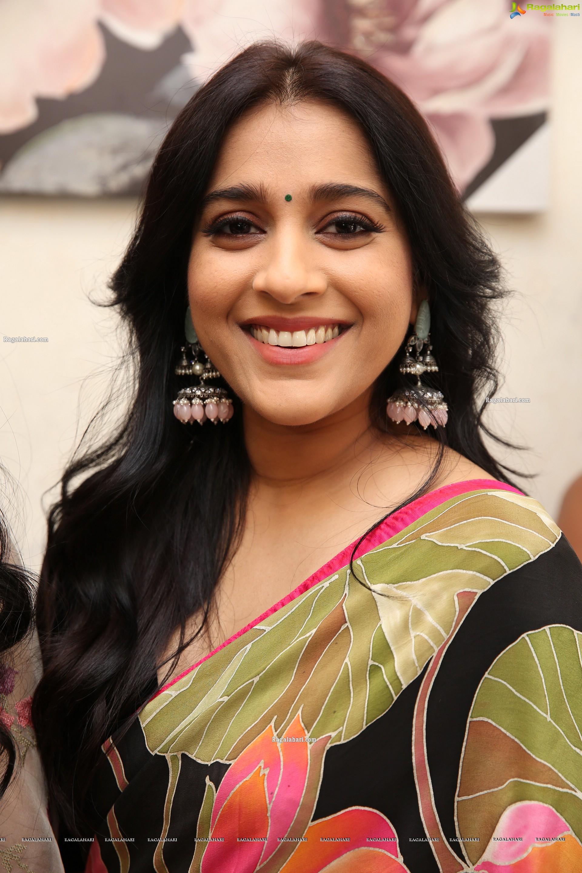 Rashmi Gautam at Thread and Fabric Designer Studio Launch, HD Photo Gallery