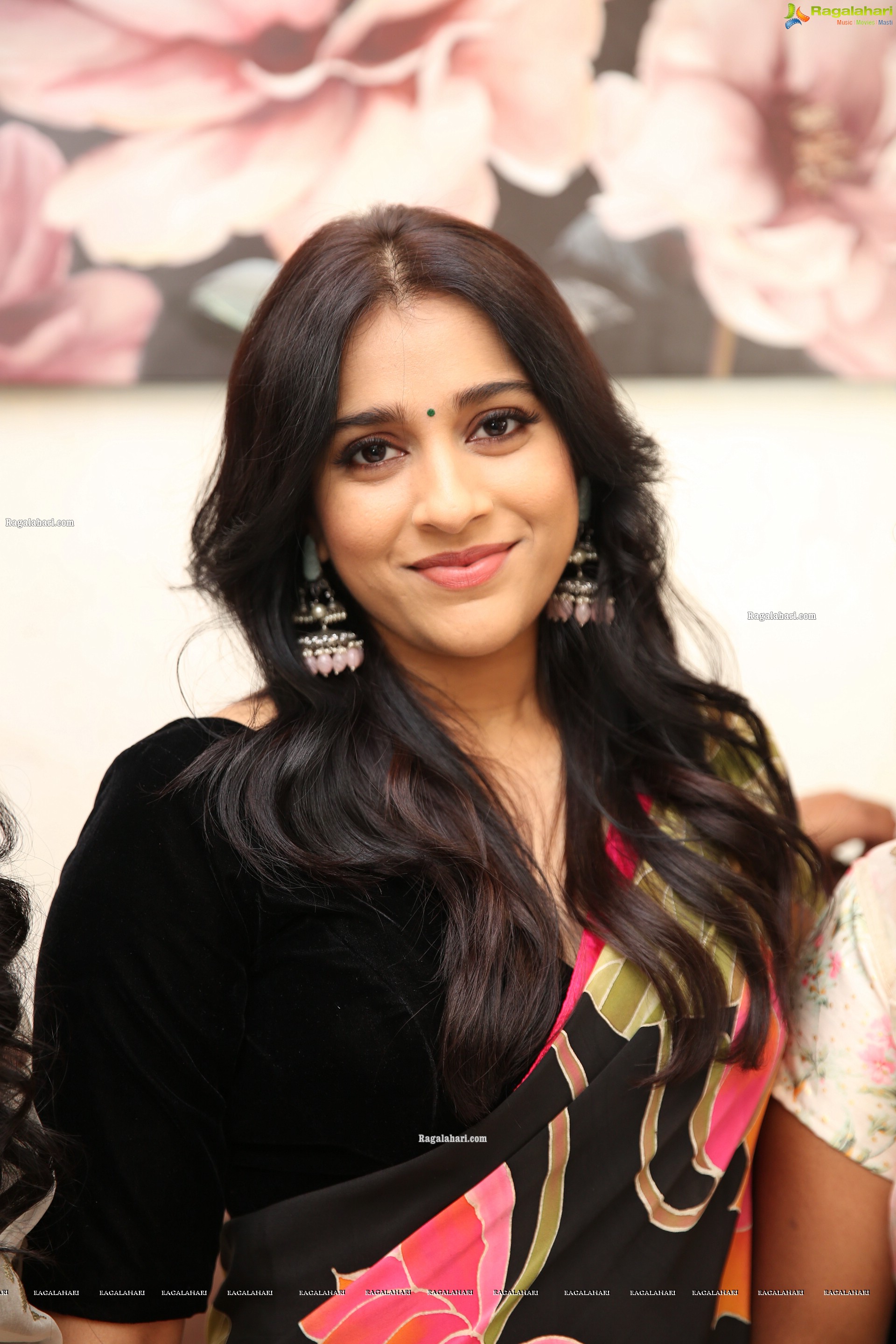 Rashmi Gautam at Thread and Fabric Designer Studio Launch, HD Photo Gallery