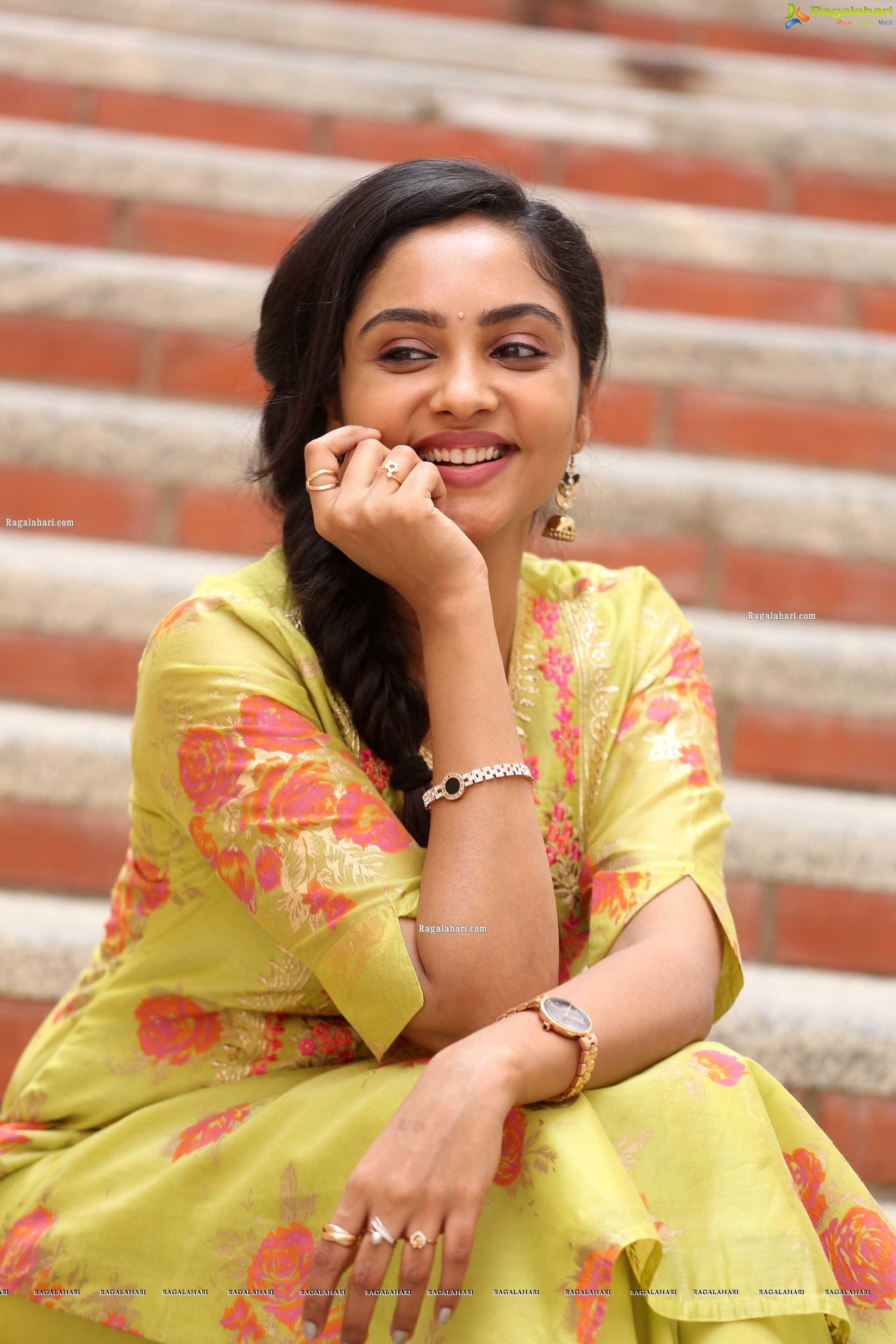 Smruthi Venkat at Naveen Chandra-Sarvanthram Creations Film Opening, HD Photo Gallery