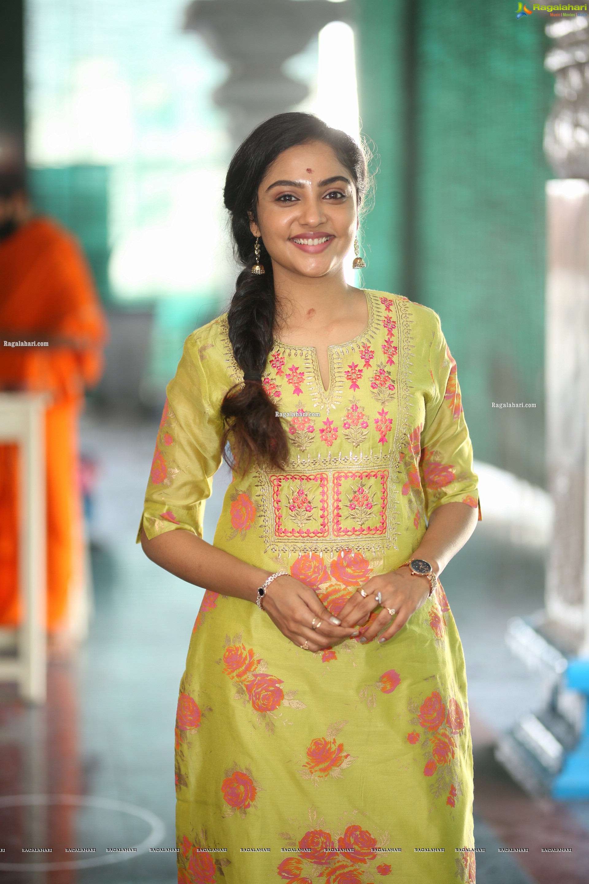 Smruthi Venkat at Naveen Chandra-Sarvanthram Creations Film Opening, HD Photo Gallery