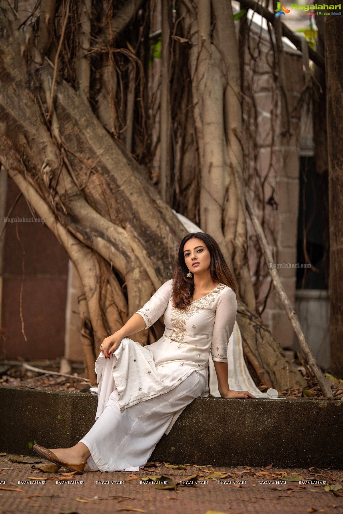 Esha Chawla in White Shalwar Kameez, Photo Gallery