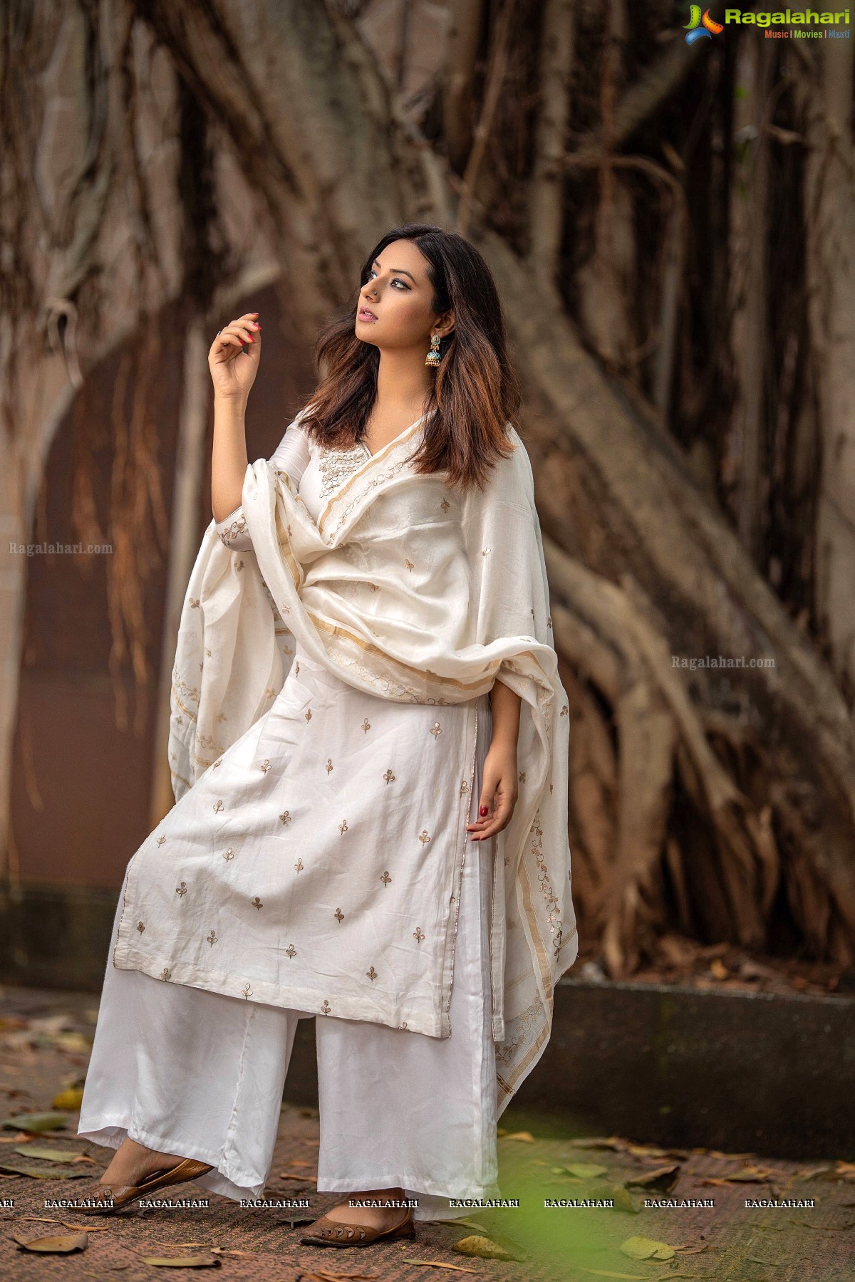 Esha Chawla in White Shalwar Kameez, Photo Gallery