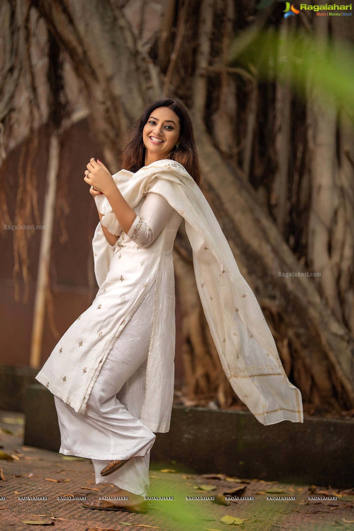 Esha Chawla in White Shalwar Kameez, Photo Gallery