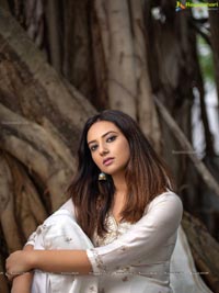 Esha Chawla in White Shalwar Kameez