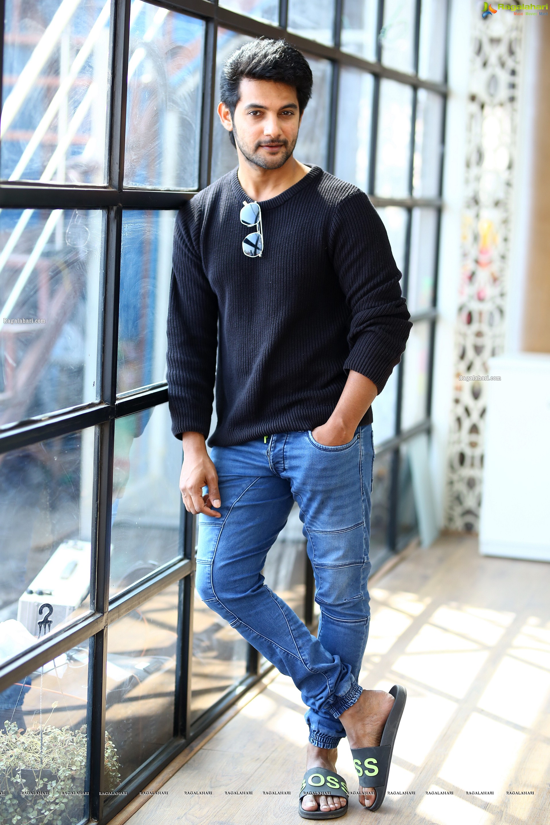 Aadi Saikumar at Atithi Devobhava Movie Interview, HD Photo Gallery