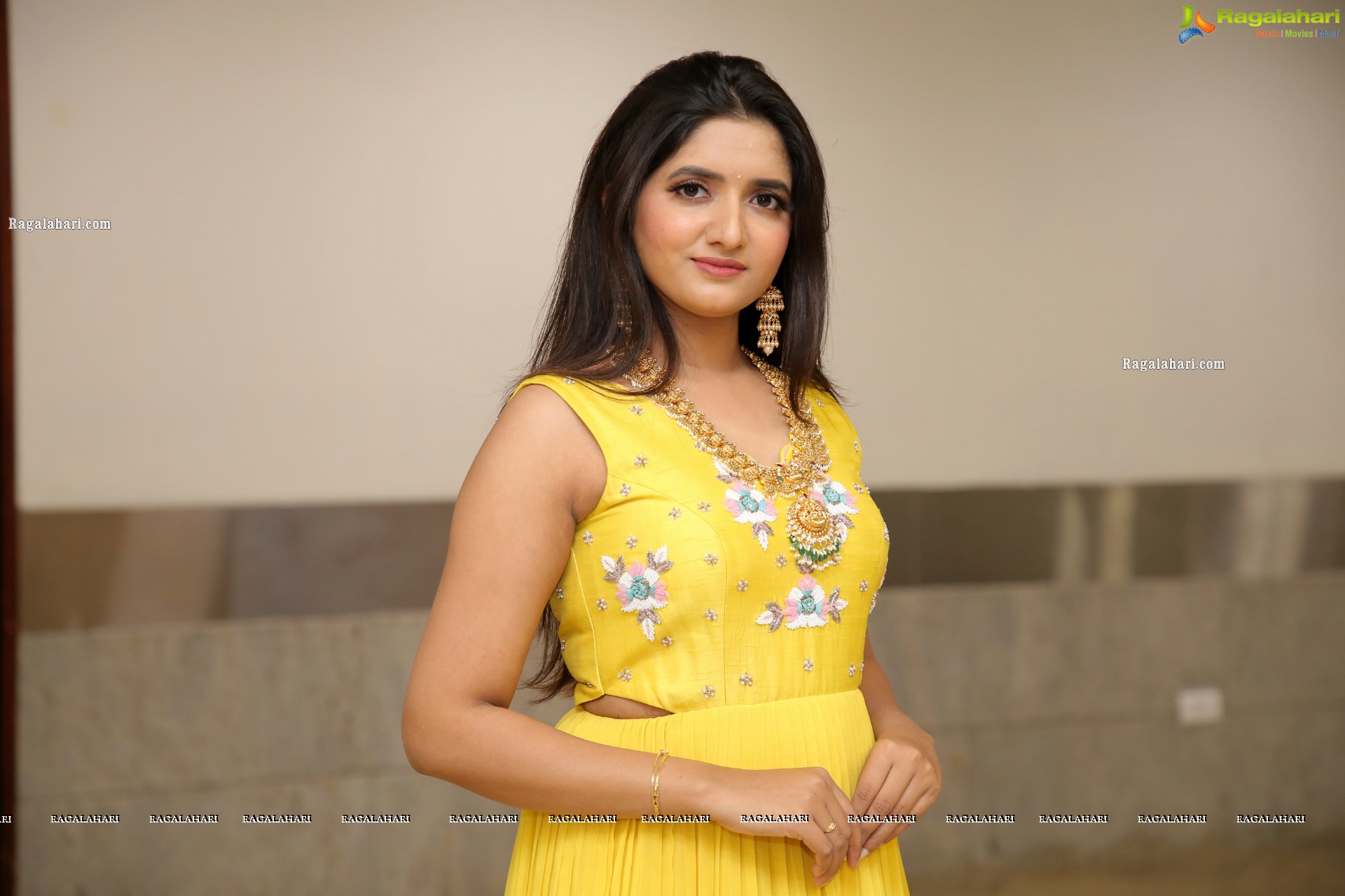 Priya Murthy Latest Photoshoot Stills, HD Photo Gallery