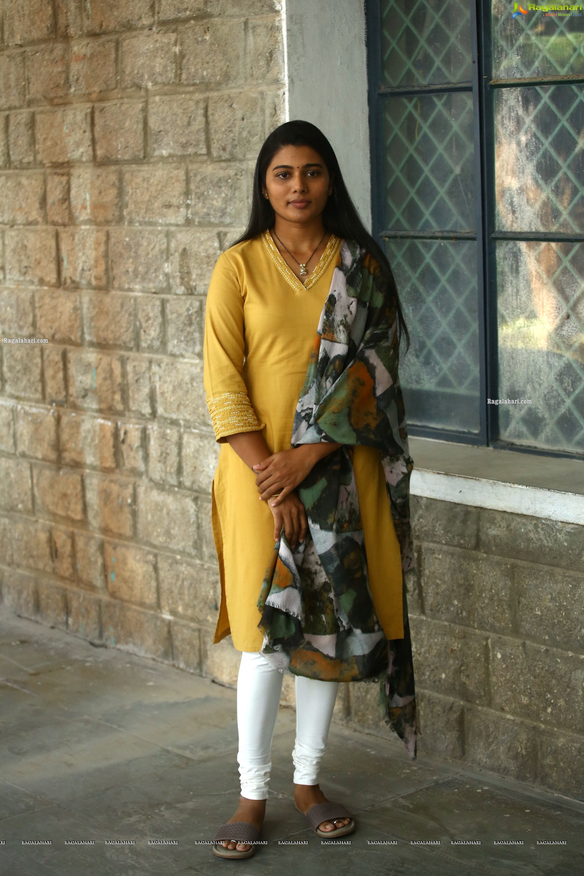 Saranya Pradeep at Gaalivaana Movie Sets, HD Photo Gallery