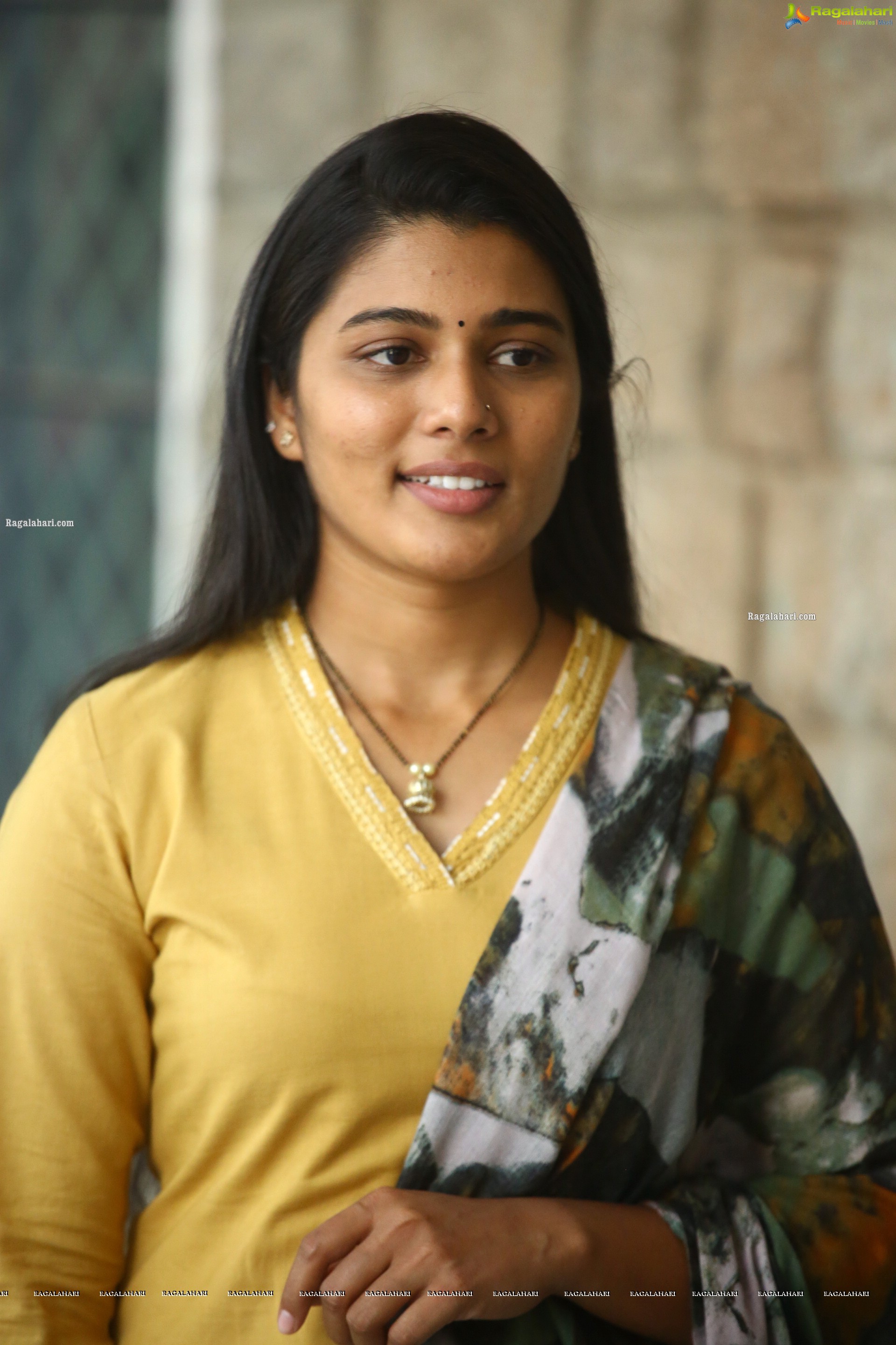 Saranya Pradeep at Gaalivaana Movie Sets, HD Photo Gallery