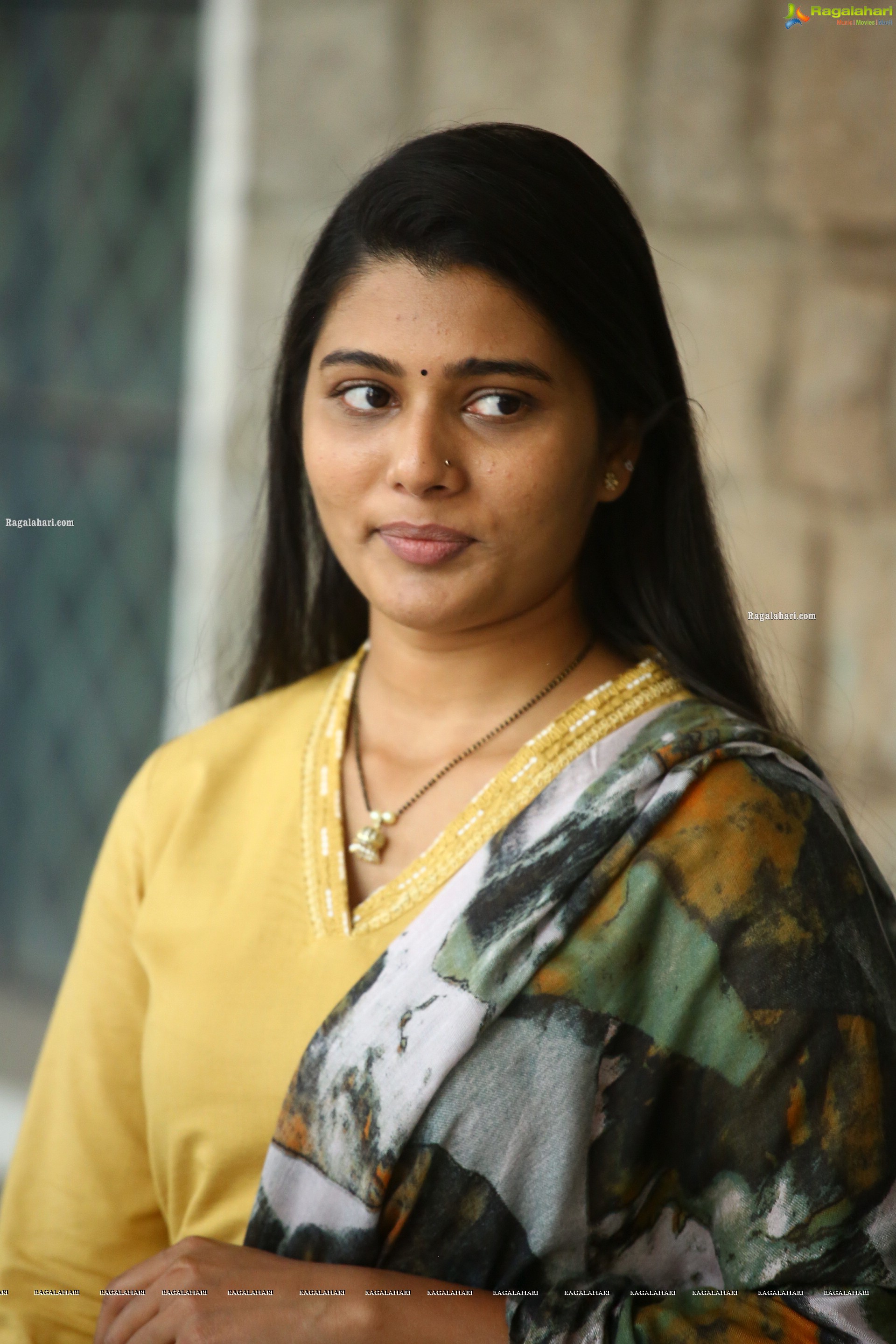 Saranya Pradeep at Gaalivaana Movie Sets, HD Photo Gallery