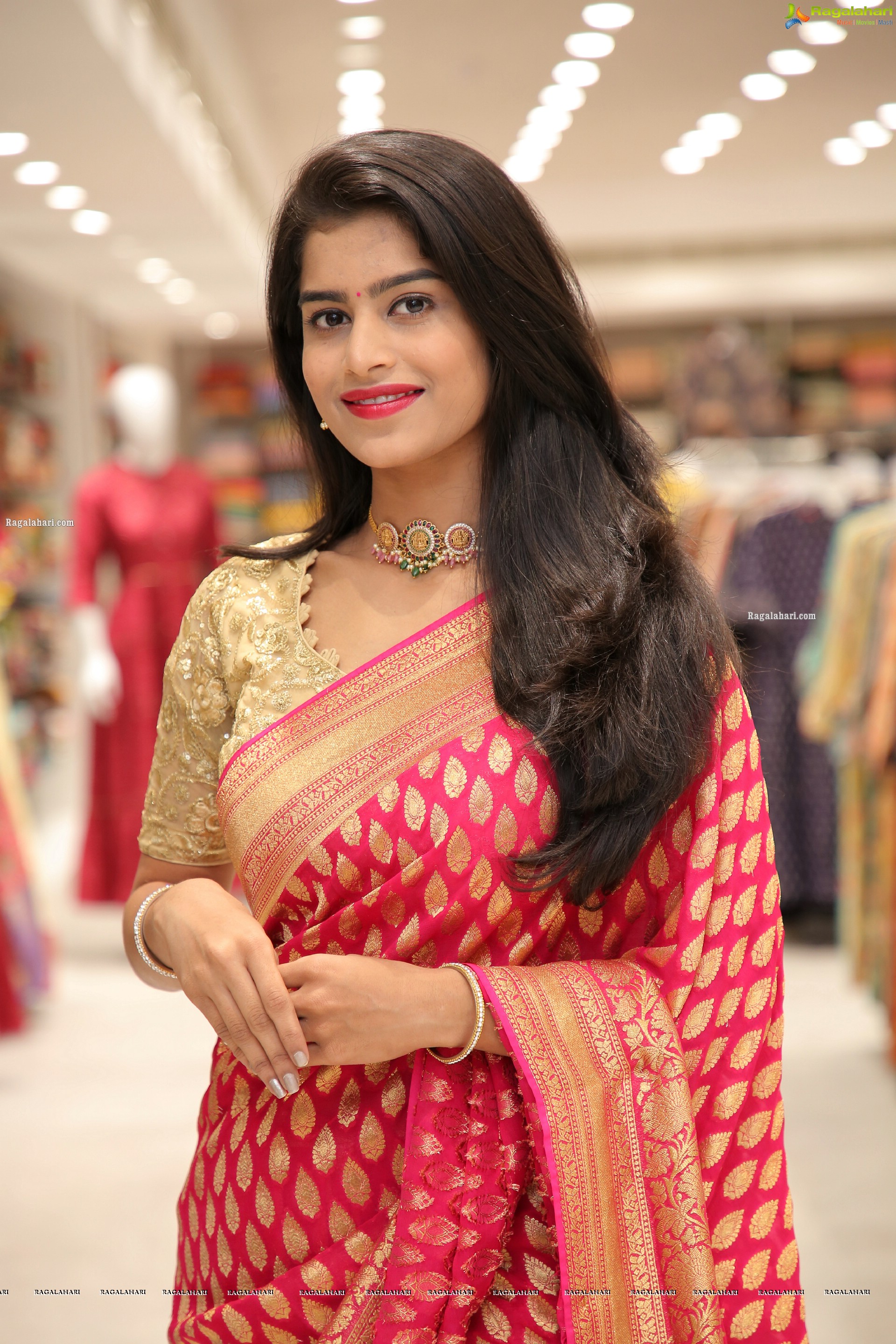 Srilekha in beautiful Saree, HD photo Gallery