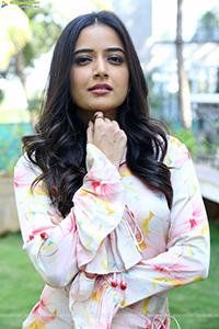 Ashika Ranganath at Amigos Movie Interview