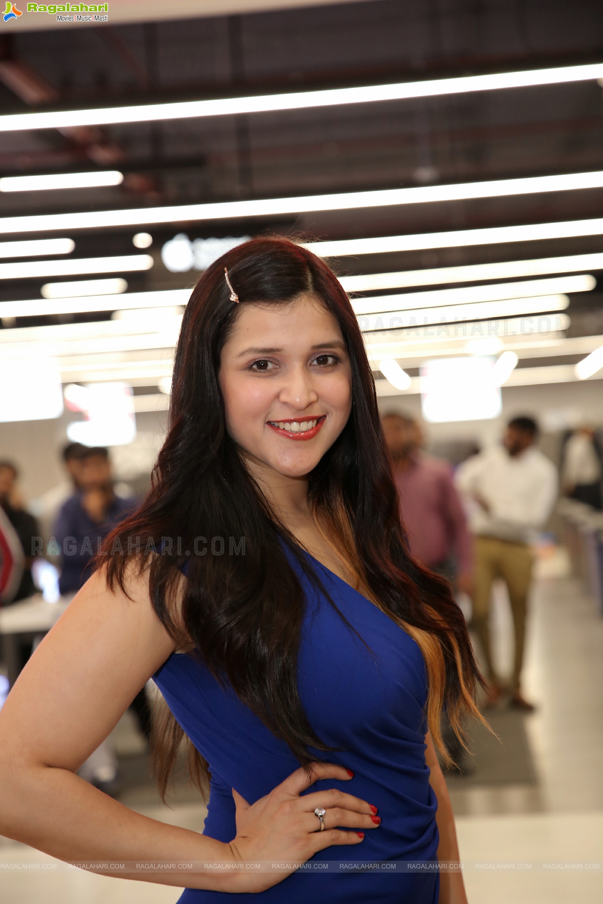 Mannara Chopra at Redmi Note 12 5G Series Launch at Bajaj Electronics, HD Photo Gallery
