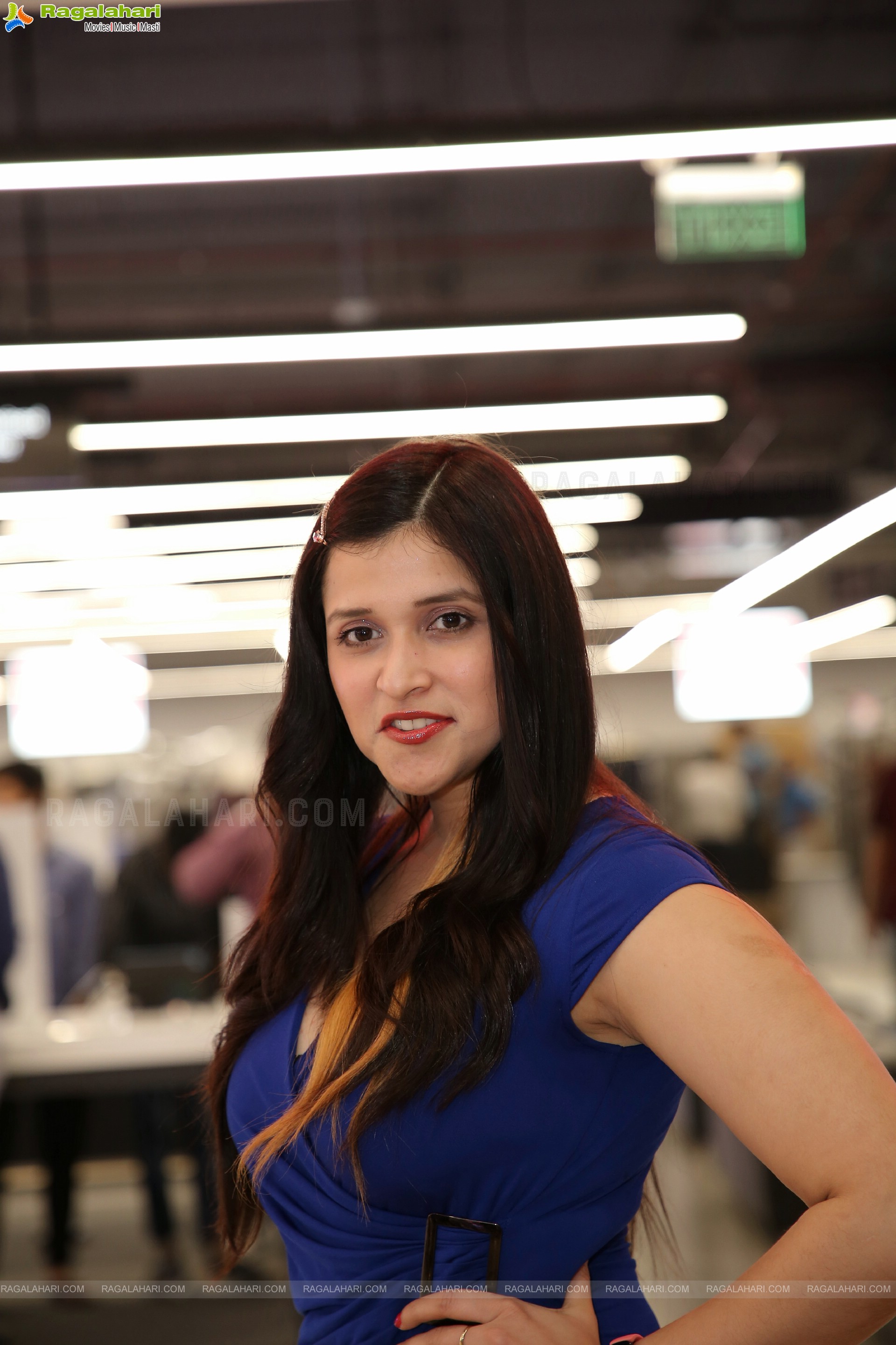 Mannara Chopra at Redmi Note 12 5G Series Launch at Bajaj Electronics, HD Photo Gallery