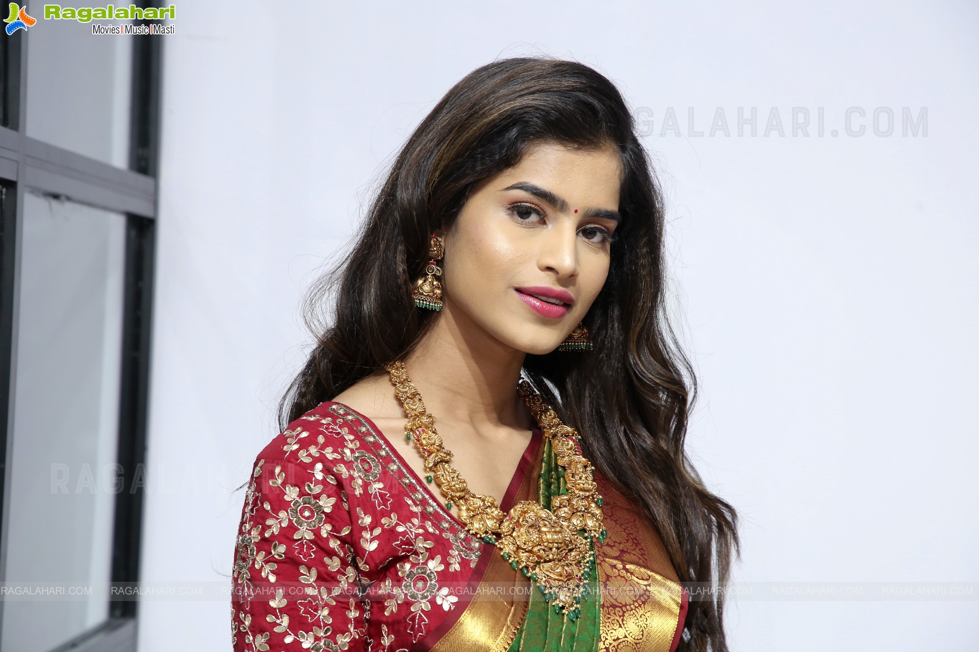 Srilekha Poses With Jewellery, HD Photo Gallery
