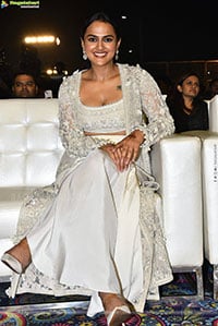 Actress Shraddha Srinath at Saindhav Pre Release Event