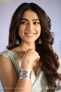 Aakanksha Singh at Shashtipoorthi Movie Glimpse Launch