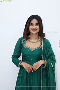 Naziya Khan stills in Olive Green Dress, HD Gallery