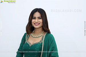 Naziya Khan stills in Olive Green Dress, HD Gallery