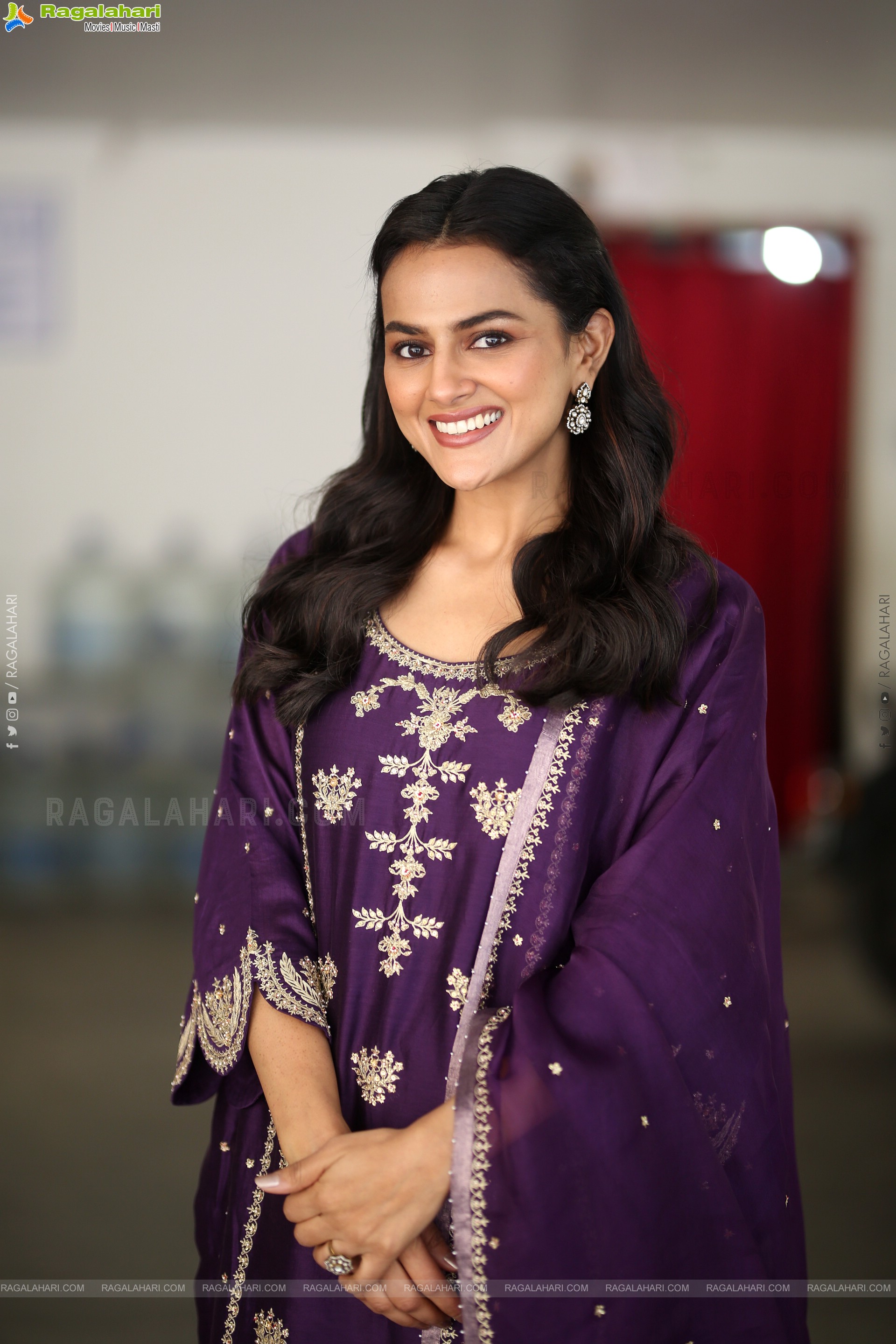 Shraddha Srinath at Daaku Maharaaj Interview, HD Gallery