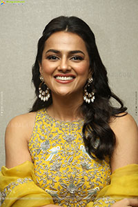 Shraddha Srinath at Daaku Maharaaj Pre Release Event