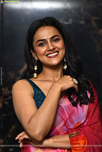 Shraddha Srinath at Daaku Maharaaj Press Meet, HD Gallery