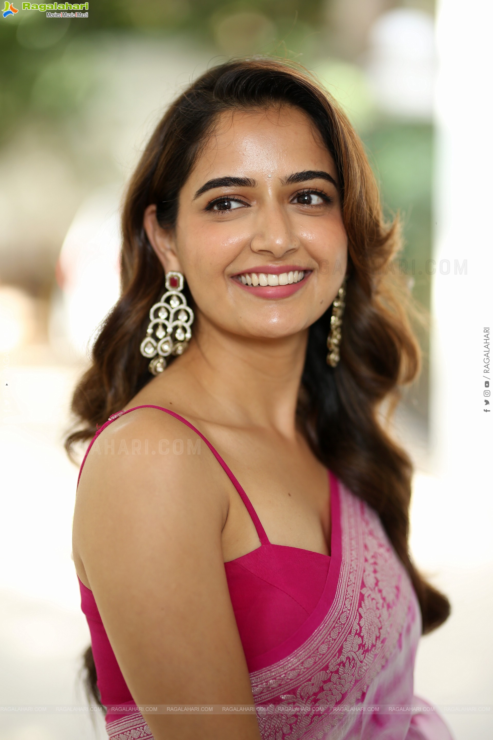 Ashika Ranganath Beautiful Stills in Saree, HD Gallery