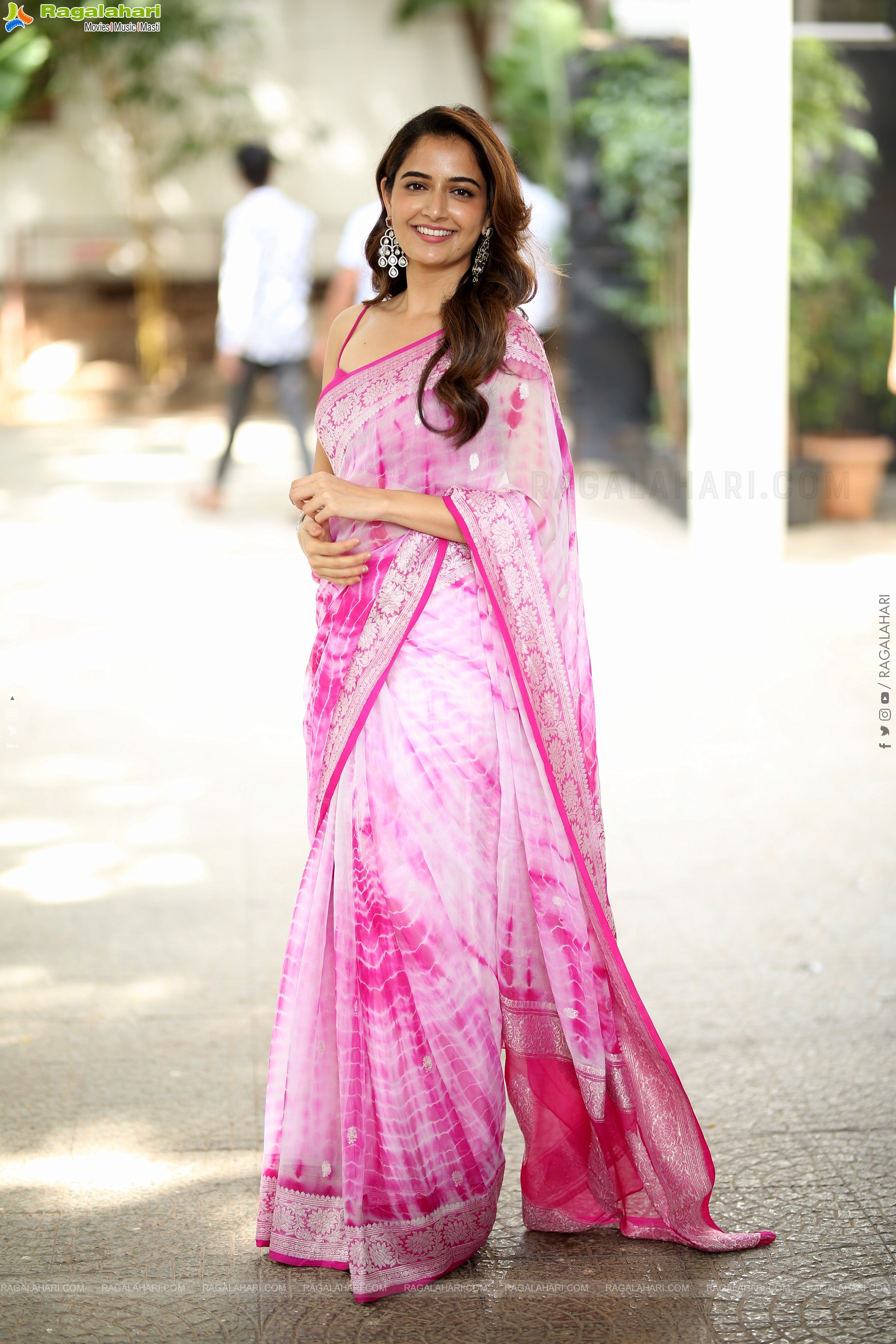 Ashika Ranganath Beautiful Stills in Saree, HD Gallery