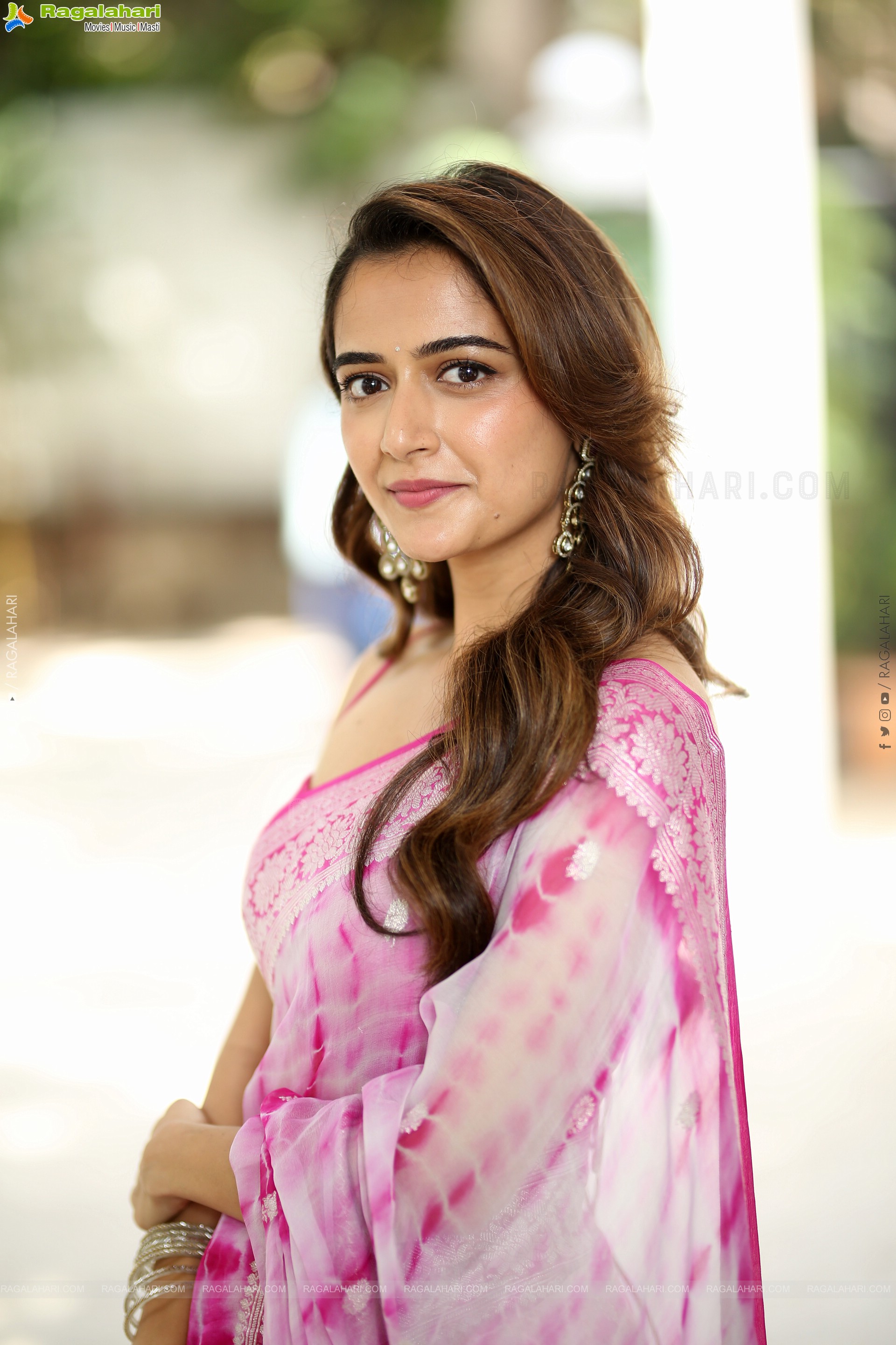 Ashika Ranganath Beautiful Stills in Saree, HD Gallery
