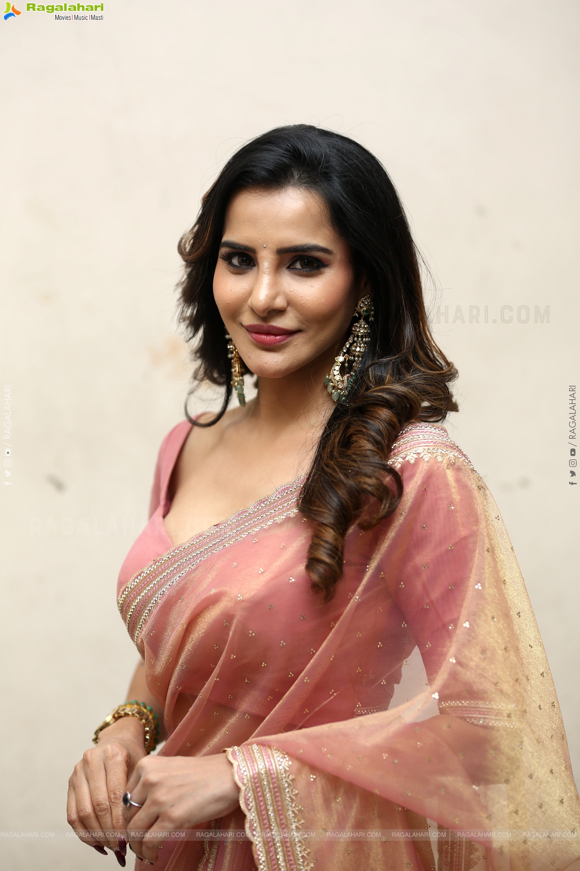 Ashu Reddy Beautiful stills in Saree, HD Gallery