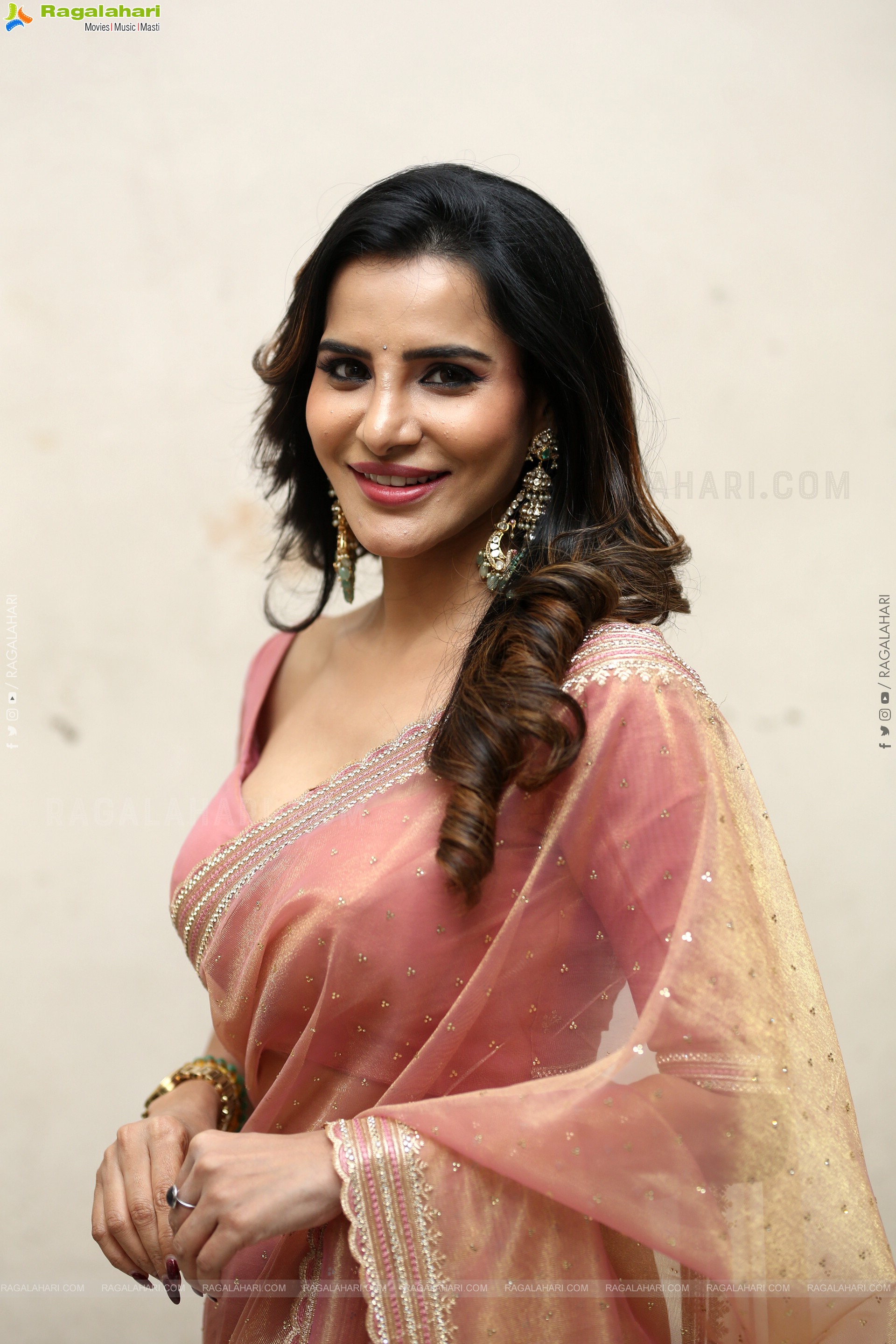 Ashu Reddy Beautiful stills in Saree, HD Gallery