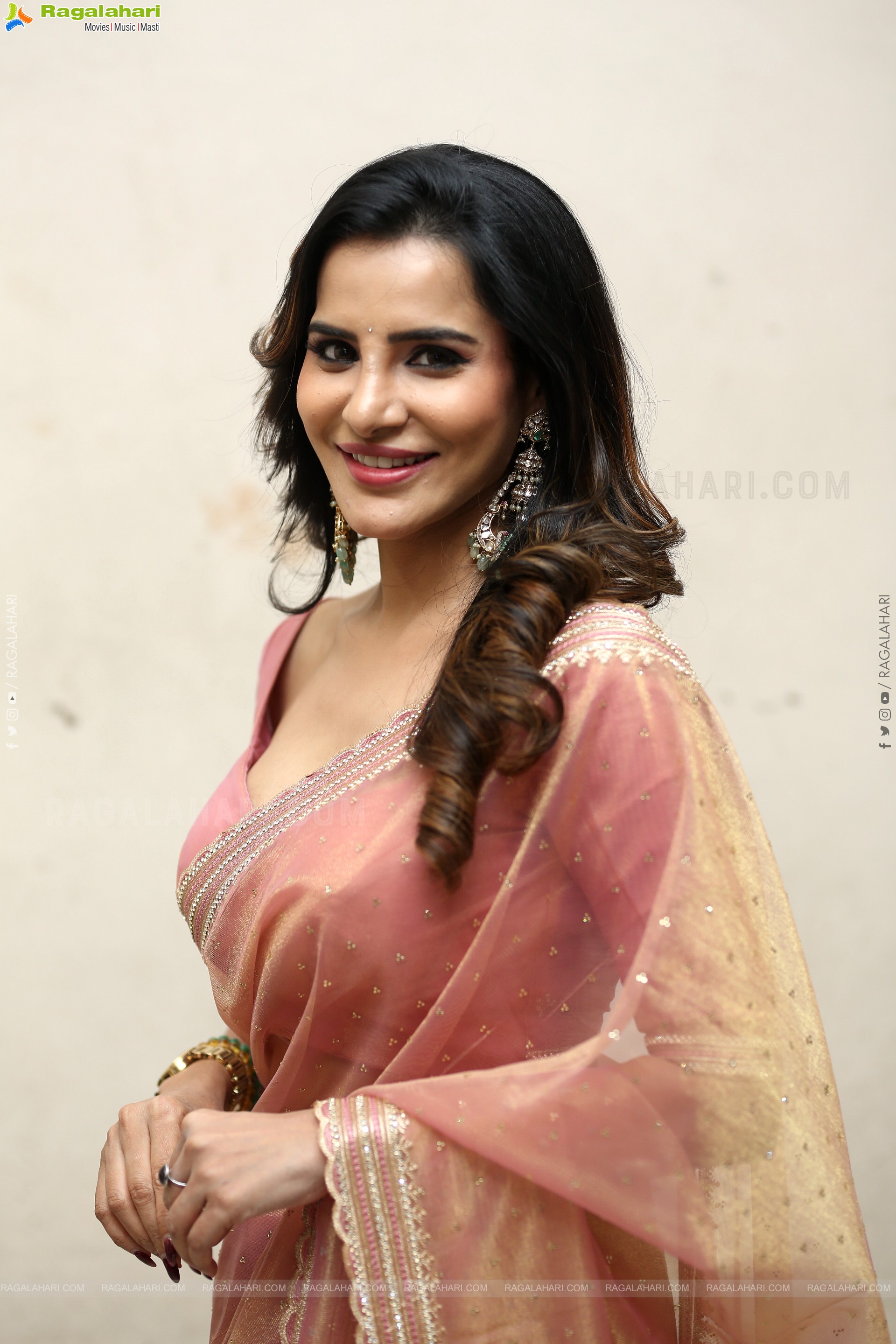 Ashu Reddy Beautiful stills in Saree, HD Gallery