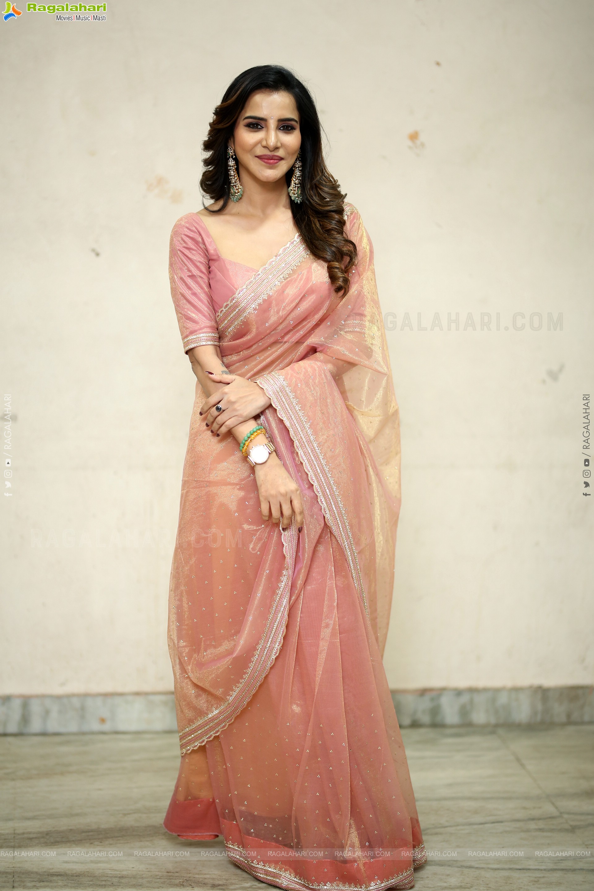 Ashu Reddy Beautiful stills in Saree, HD Gallery