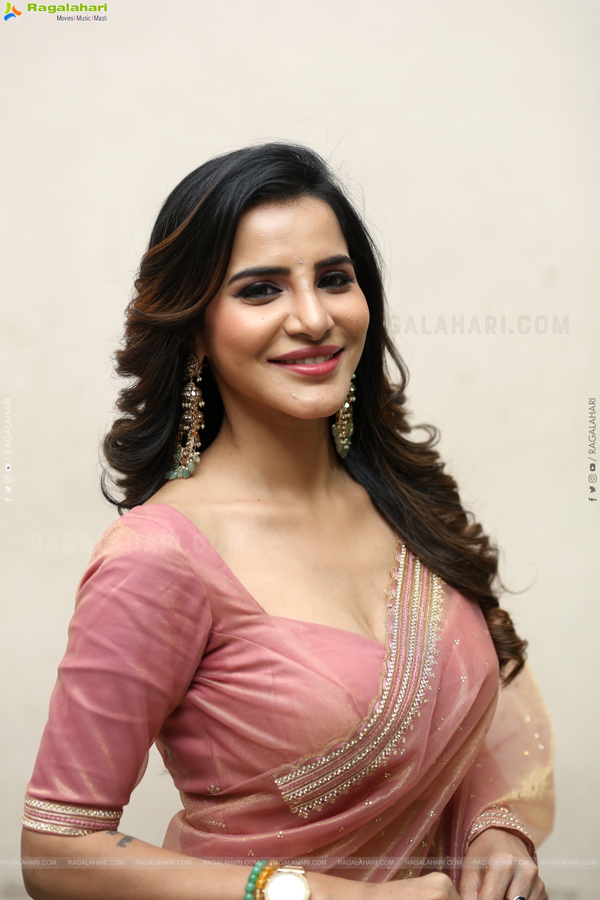 Ashu Reddy Beautiful stills in Saree, HD Gallery