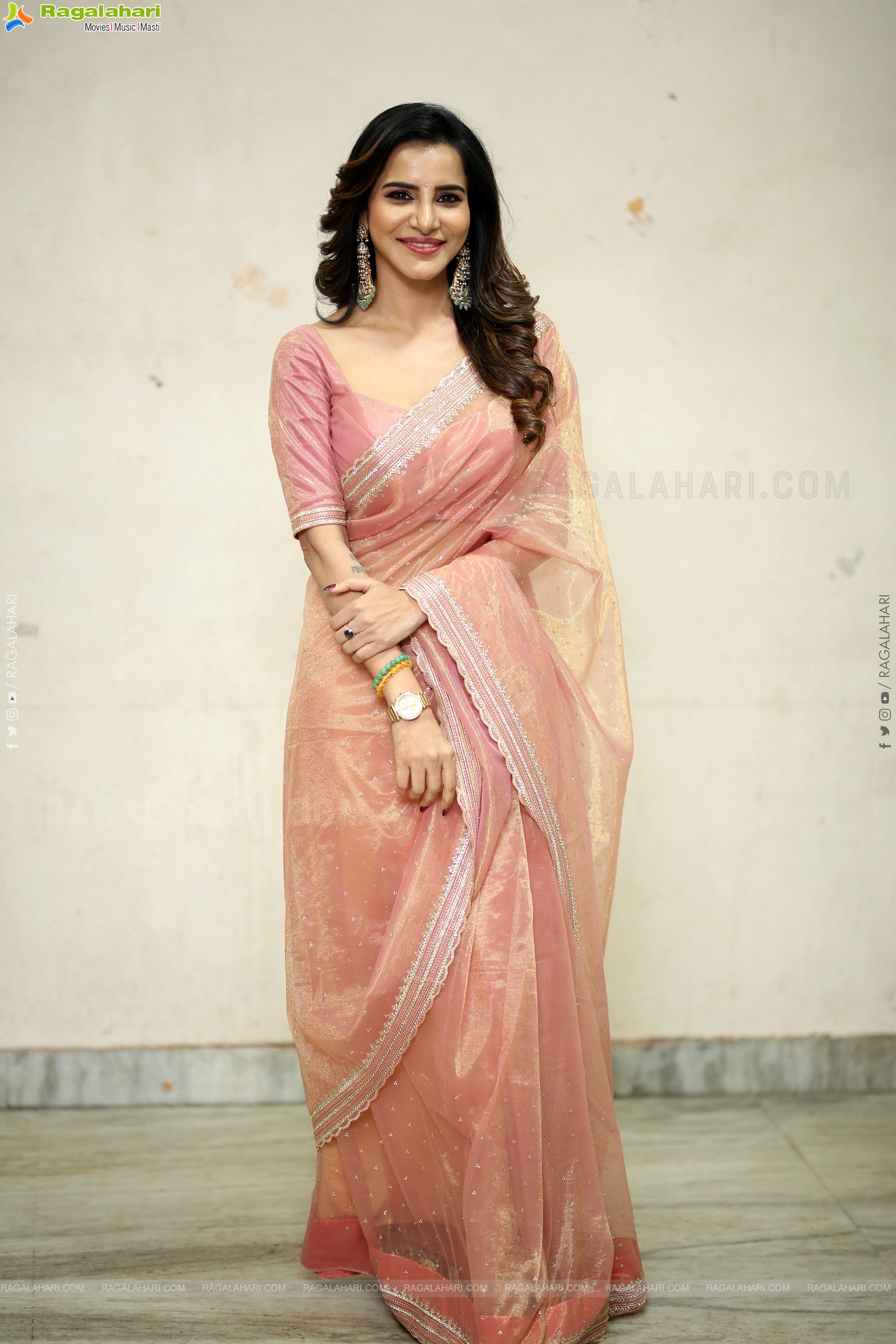 Ashu Reddy Beautiful stills in Saree, HD Gallery