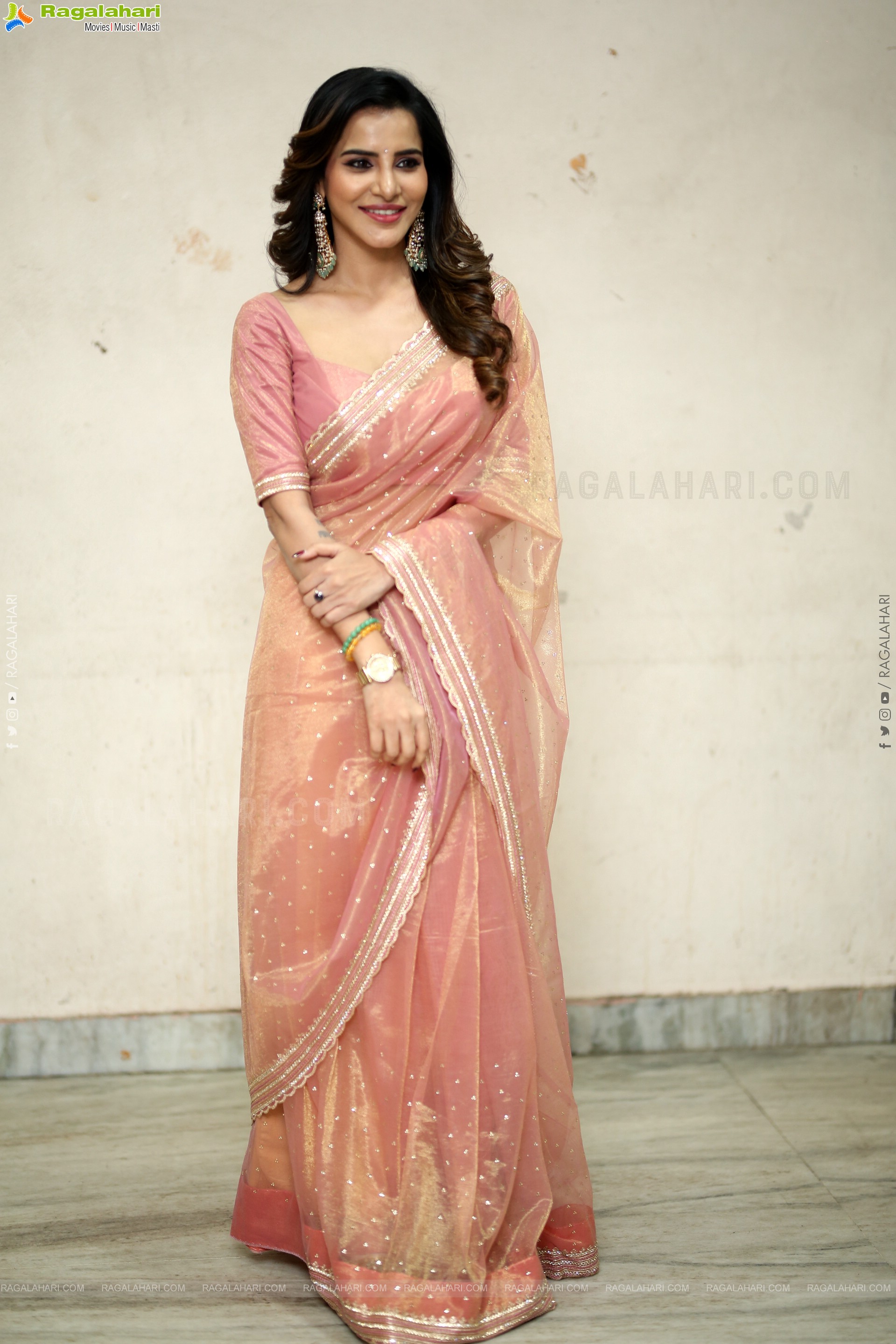 Ashu Reddy Beautiful stills in Saree, HD Gallery