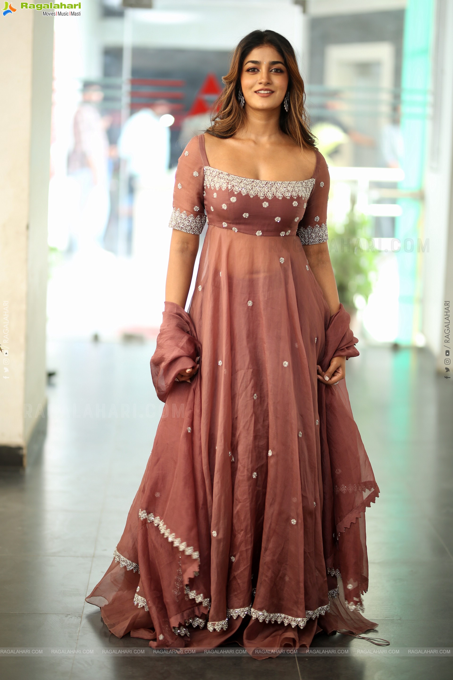 Dimple Hayathi at Bhartha Mahasayulaku Wignyapthi Interview, HD Gallery