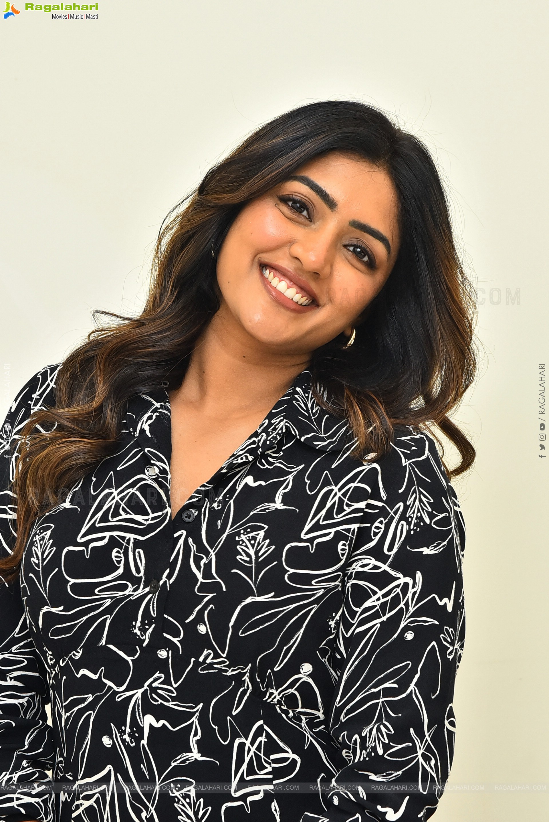 Eesha Rebba at Om Shanti Shanti Shantihi Interview, HD Gallery