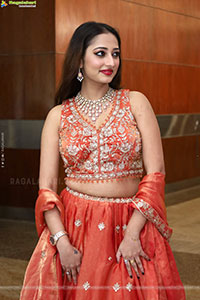 Heena Sheikh stills in Orange Lehenga Choli
