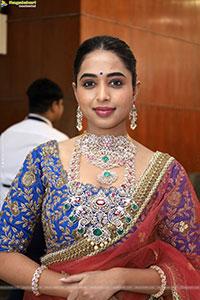 Krithika Poses with Designer Jewellery, HD Gallery
