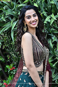 Meenakshi Chaudhary Glam Photoshoot Stills, HD Gallery