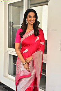 Meenakshi Chaudhary Gorgeous stills in Saree