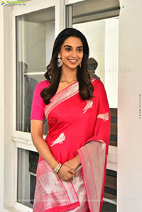 Meenakshi Chaudhary Gorgeous stills in Saree