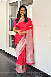 Meenakshi Chaudhary Gorgeous stills in Saree