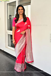 Meenakshi Chaudhary Gorgeous stills in Saree