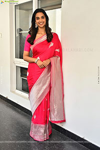 Meenakshi Chaudhary Gorgeous stills in Saree