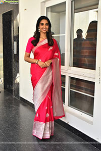 Meenakshi Chaudhary Gorgeous stills in Saree