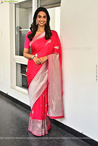 Meenakshi Chaudhary Gorgeous stills in Saree