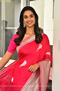 Meenakshi Chaudhary Gorgeous stills in Saree